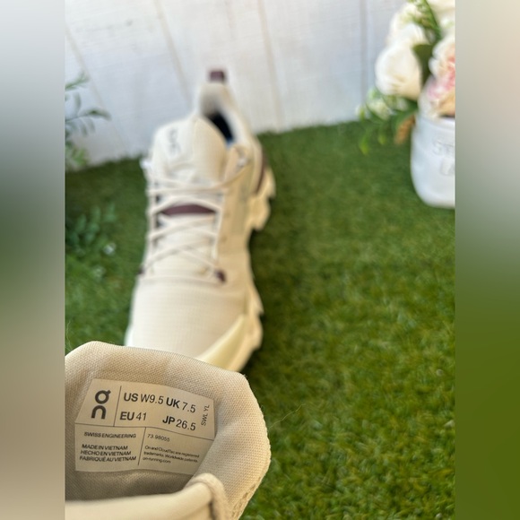 ON Cloudwander Waterproof  women size 9.5 
COLOR: SAND | IVORY $ 170 - Picture 16 of 16